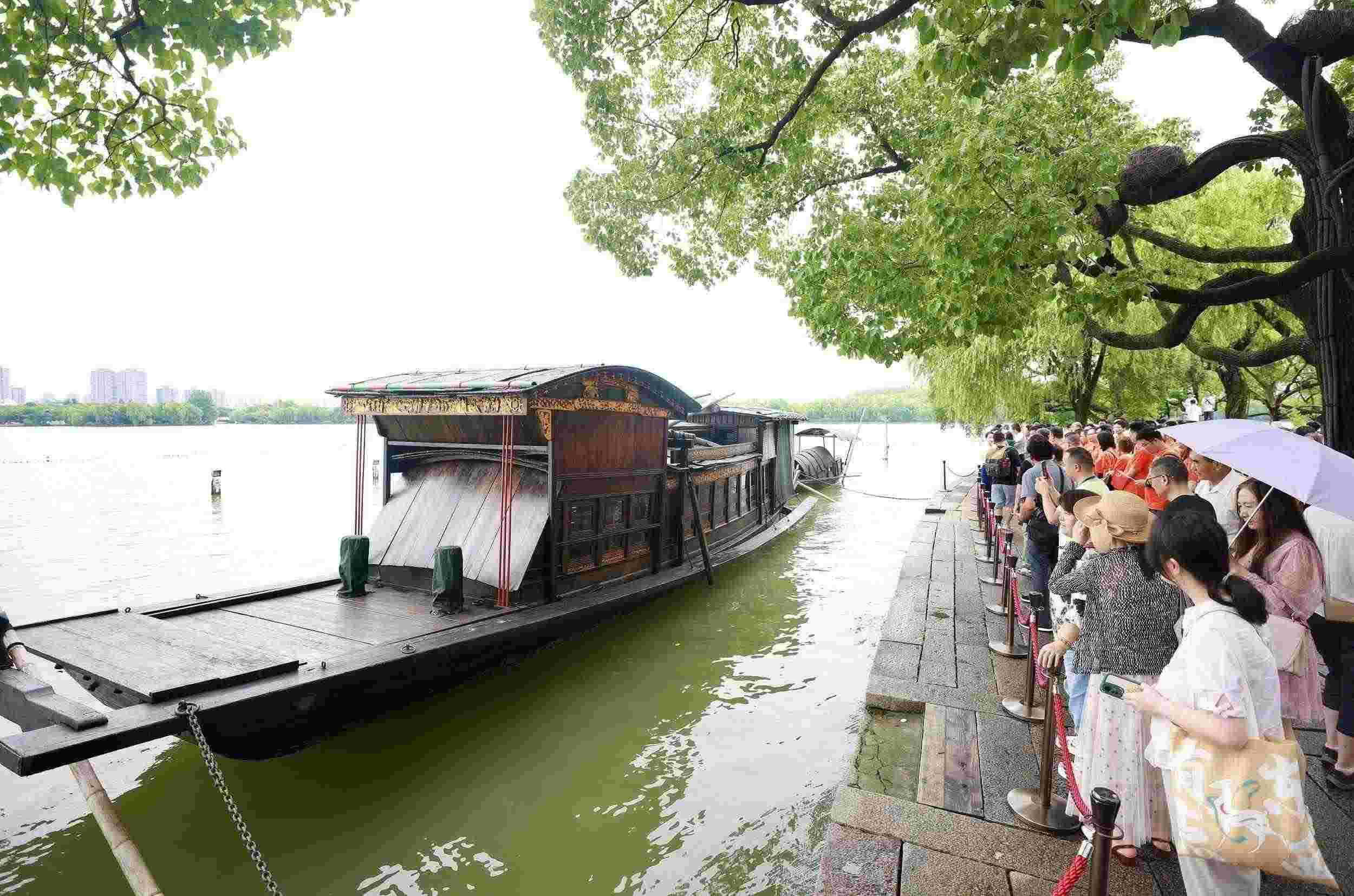 浙江嘉興，游客在南湖景區(qū)湖心島瞻仰紅船，感悟“紅船精神”。（圖片來源：視覺中國）