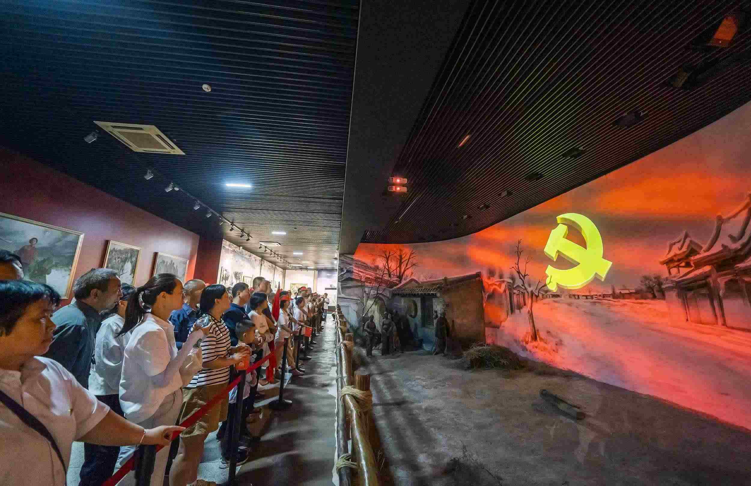 山西呂梁，游客正在文水縣劉胡蘭紀念館參觀。（圖片來源：視覺中國）