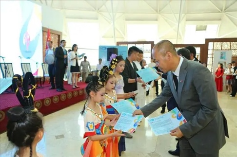 △當(dāng)?shù)貢r(shí)間6月27日，2024“未來世界”國際青少年藝術(shù)展演在塔吉克斯坦國家博物館開幕。