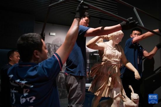 7月2日，工作人員將開箱后的古希臘文物放置在展臺(tái)上。新華社記者 張端 攝