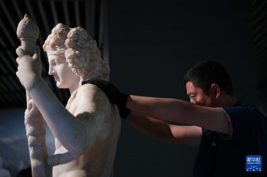 7月2日，工作人員將開箱后的古希臘文物放置在展臺(tái)上。新華社記者 張端 攝