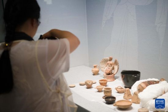7月2日，開箱后的古希臘文物被工作人員移入展柜。新華社記者 張端 攝