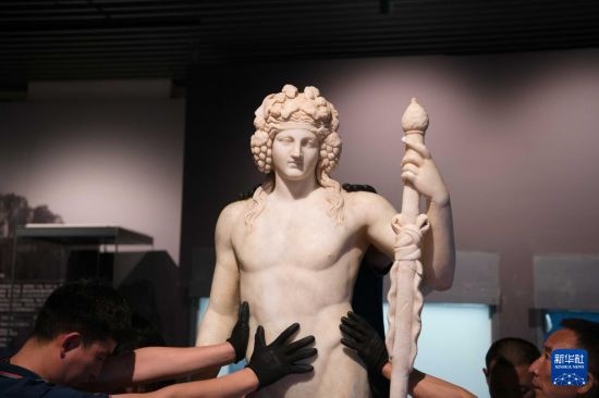 7月2日，工作人員將開箱后的古希臘文物放置在展臺(tái)上。新華社記者 張端 攝