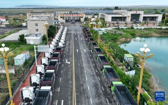 7月2日，車輛在巴克圖口岸有序出境（無人機(jī)照片）。新華社發(fā)（馬丁 攝）