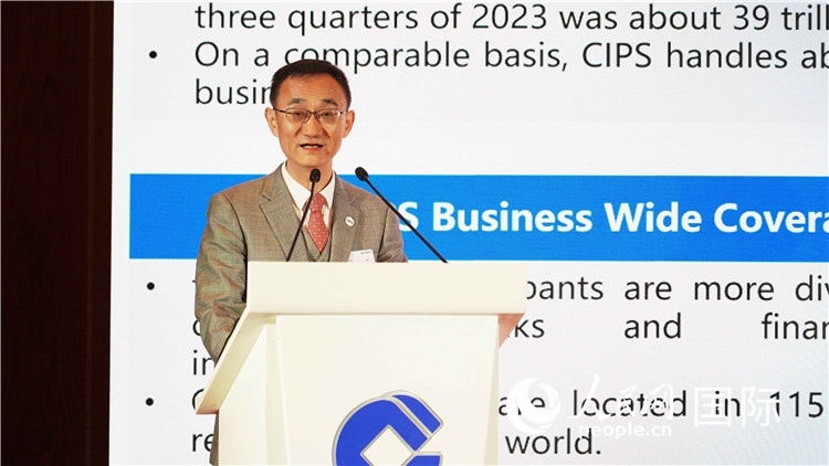 跨境銀行間支付清算有限責任公司總裁許再越發(fā)言。 人民網(wǎng) 張茜 攝