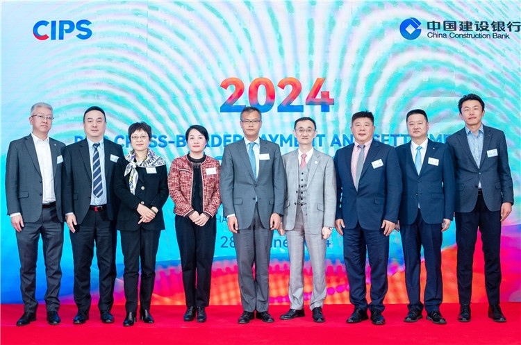 鄭冰開公使與CIPS公司、建行總行以及在南中資銀行合影、留念。（中國建設銀行約翰內(nèi)斯堡分行供圖）