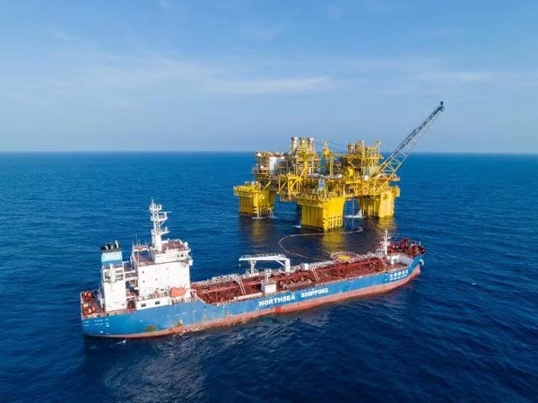 “深海一號(hào)”正在開(kāi)展凝析油外輸作業(yè)。徐海舟攝