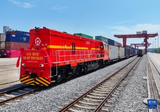 5月29日，在中哈連云港物流合作基地，首列連云港-阿拉木圖“滾裝+班列”跨境多式聯(lián)運專列整裝待發(fā)（無人機(jī)照片）。新華社發(fā)（王健民 攝）
