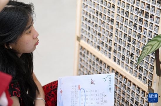 7月3日，外國(guó)學(xué)生在了解中國(guó)的活字印刷。新華社記者 李然 攝