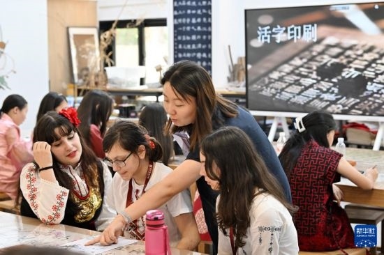 7月3日，外國(guó)學(xué)生在了解中國(guó)文化。新華社記者 李然 攝