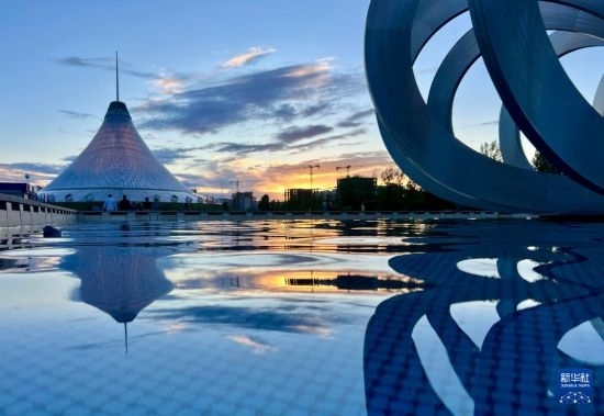 這是7月1日在哈薩克斯坦首都阿斯塔納拍攝的“可汗之帳”購(gòu)物中心。新華社記者 岳月偉 攝