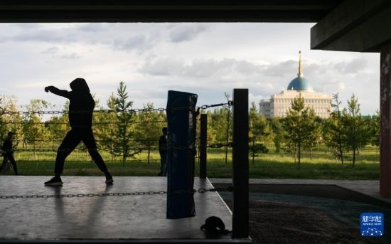 7月2日，在哈薩克斯坦首都阿斯塔納，一名男子在橋下運(yùn)動(dòng)場(chǎng)練習(xí)拳擊。新華社記者 白雪騏 攝