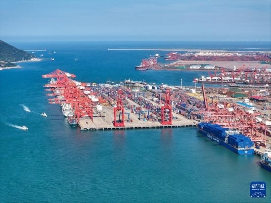 6月26日，貨輪?？吭谶B云港港集裝箱碼頭（無人機(jī)照片）。新華社記者 季春鵬 攝