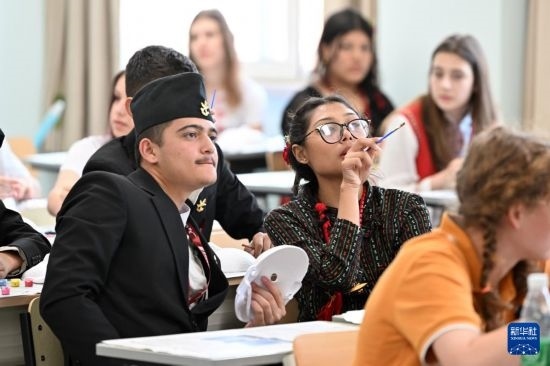 7月3日，外國(guó)學(xué)生在學(xué)習(xí)中國(guó)文化。新華社記者 李然 攝