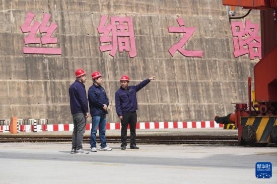 中哈兩國工作人員在中哈連云港物流合作基地交流（2023年5月10日攝）。新華社記者 季春鵬 攝