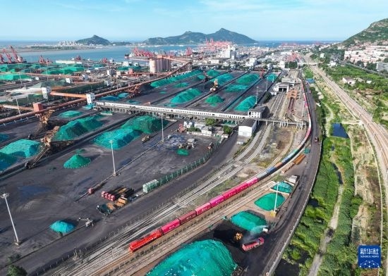 6月26日，“韓國-連云港-中亞”國際多式聯(lián)運班列從中哈連云港物流合作基地出發(fā)，駛往哈薩克斯坦、烏茲別克斯坦（無人機(jī)照片）。班列運載的55個大柜此前于6月13日從韓國境內(nèi)發(fā)出，經(jīng)釜山港海運抵達(dá)連云港后轉(zhuǎn)由鐵路運輸。新華社記者 季春鵬 攝