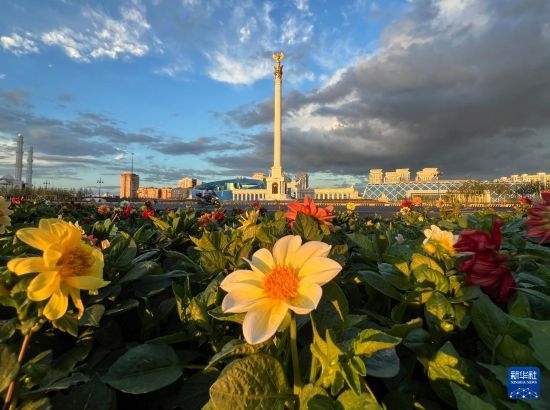 這是7月2日拍攝的哈薩克斯坦首都阿斯塔納獨(dú)立廣場(chǎng)。新華社記者 岳月偉 攝