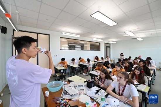 7月3日，外國(guó)學(xué)生在學(xué)習(xí)繪制京劇臉譜。新華社記者 李然 攝