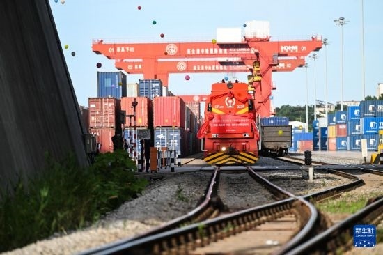 6月26日，“韓國-連云港-中亞”國際多式聯(lián)運班列從中哈連云港物流合作基地出發(fā)，駛往哈薩克斯坦、烏茲別克斯坦。班列運載的55個大柜此前于6月13日從韓國境內(nèi)發(fā)出，經(jīng)釜山港海運抵達(dá)連云港后轉(zhuǎn)由鐵路運輸。新華社記者 季春鵬 攝