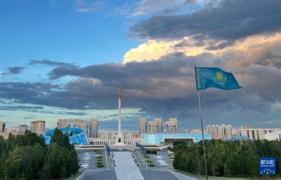 這是7月2日拍攝的哈薩克斯坦首都阿斯塔納獨(dú)立廣場(chǎng)。新華社記者 岳月偉 攝