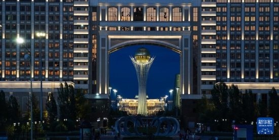 這是7月1日在哈薩克斯坦首都阿斯塔納透過一座建筑拍攝的巴伊杰列克觀景塔。新華社記者 王建華 攝