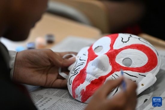 7月3日，外國(guó)學(xué)生在繪制京劇臉譜。新華社記者 李然 攝