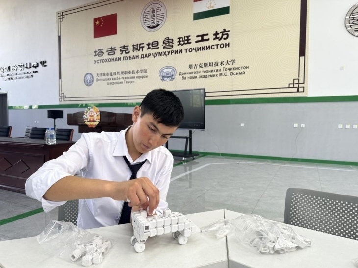 在塔吉克斯坦魯班工坊內(nèi)，學(xué)員正在操作能力源創(chuàng)新套件。本報(bào)記者 屈佩 攝