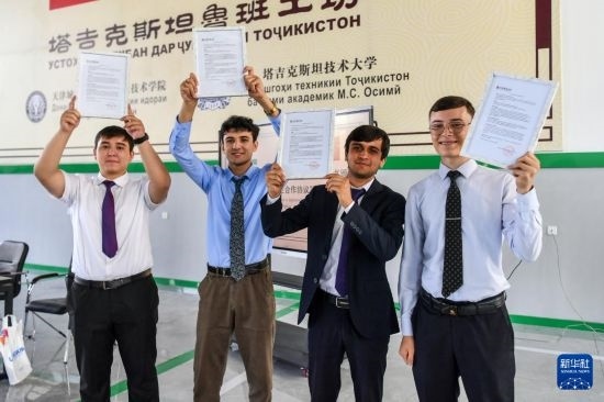 7月3日，在塔吉克斯坦首都杜尚別，魯班工坊赴華留學(xué)生展示錄取通知書。新華社記者 曹陽 攝