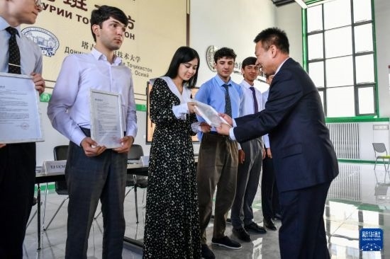 7月3日，在塔吉克斯坦首都杜尚別，天津城市建設(shè)管理職業(yè)技術(shù)學(xué)院的負(fù)責(zé)人為魯班工坊赴華留學(xué)生頒發(fā)錄取通知書。新華社記者 曹陽 攝