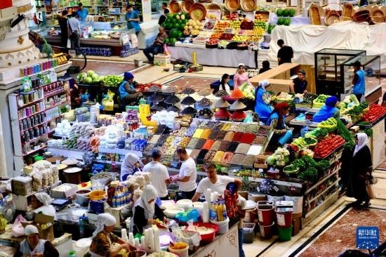 這是6月13日在塔吉克斯坦首都杜尚別拍攝的大巴扎內(nèi)景。新華社記者 鄭開(kāi)君 攝