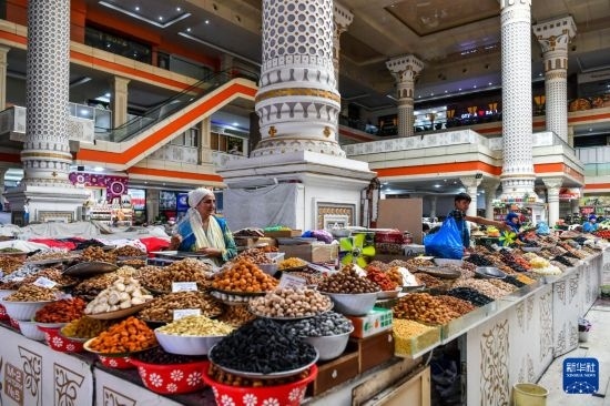 這是6月27日在塔吉克斯坦首都杜尚別拍攝的大巴扎內(nèi)景。新華社記者 曹陽(yáng) 攝