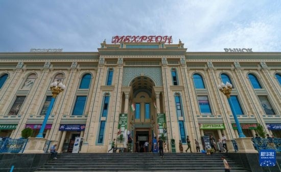 這是7月1日在塔吉克斯坦首都杜尚別拍攝的大巴扎外景。新華社記者 周荻瀟 攝