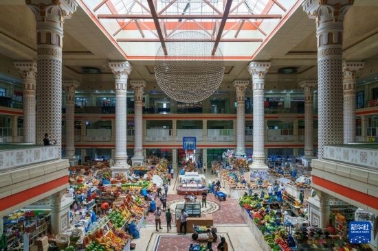 這是7月1日在塔吉克斯坦首都杜尚別拍攝的大巴扎內(nèi)景。新華社記者 周荻瀟 攝