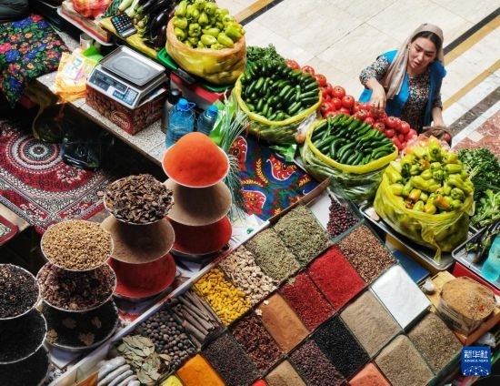 這是7月3日在塔吉克斯坦首都杜尚別拍攝的大巴扎內(nèi)景。新華社記者 燕雁 攝