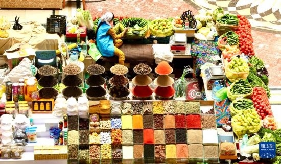 這是7月3日在塔吉克斯坦首都杜尚別拍攝的大巴扎內(nèi)景。新華社記者 姚大偉 攝