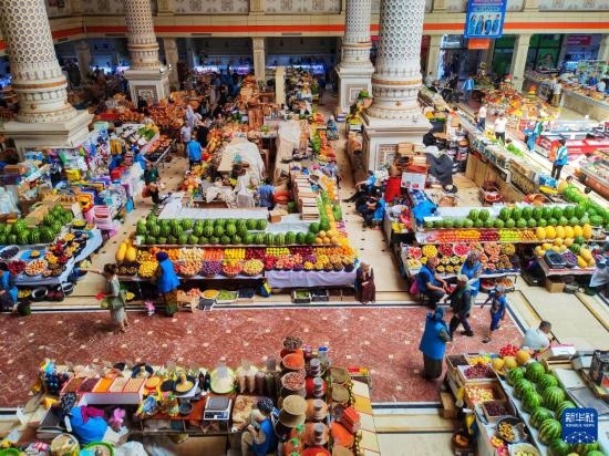 這是7月3日在塔吉克斯坦首都杜尚別拍攝的大巴扎內(nèi)景。新華社記者 燕雁 攝