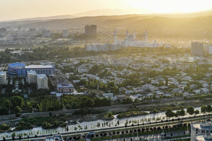 這是2024年6月26日拍攝的塔吉克斯坦首都杜尚別城市風(fēng)光。新華社記者 曹陽 攝