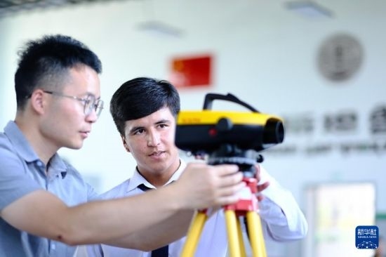 6月14日，在塔吉克斯坦首都杜尚別的魯班工坊，來自天津城市建設(shè)管理職業(yè)技術(shù)學(xué)院的老師（左）指導(dǎo)學(xué)生。新華社記者 鄭開君 攝