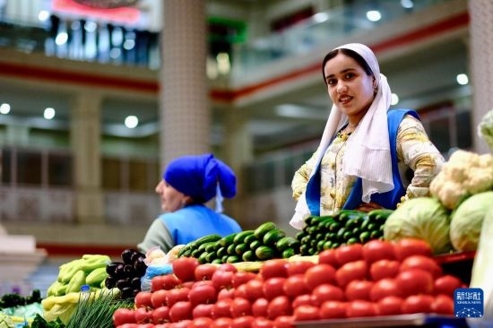這是6月13日在塔吉克斯坦首都杜尚別大巴扎內(nèi)拍攝的營(yíng)業(yè)者。新華社記者 鄭開(kāi)君 攝