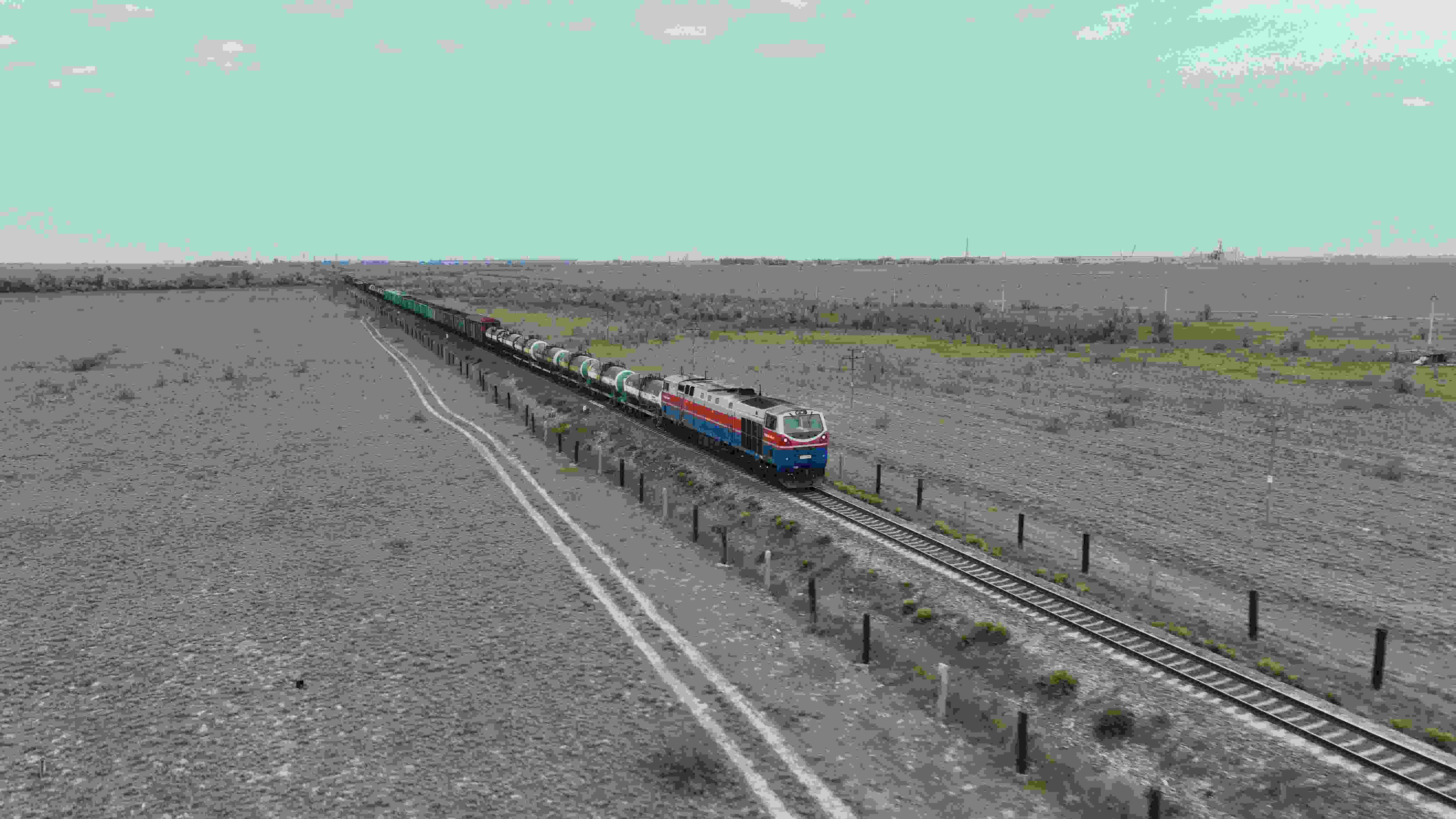 △ 2023年5月12日，在哈薩克斯坦阿拉木圖附近，貨運(yùn)列車馳騁于阿拉木圖與中國霍爾果斯間（無人機(jī)照片）。