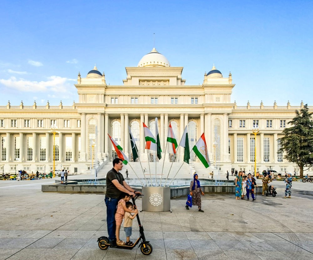 2024年7月1日，人們?cè)谒怂固棺h會(huì)大樓前的廣場(chǎng)上休閑。