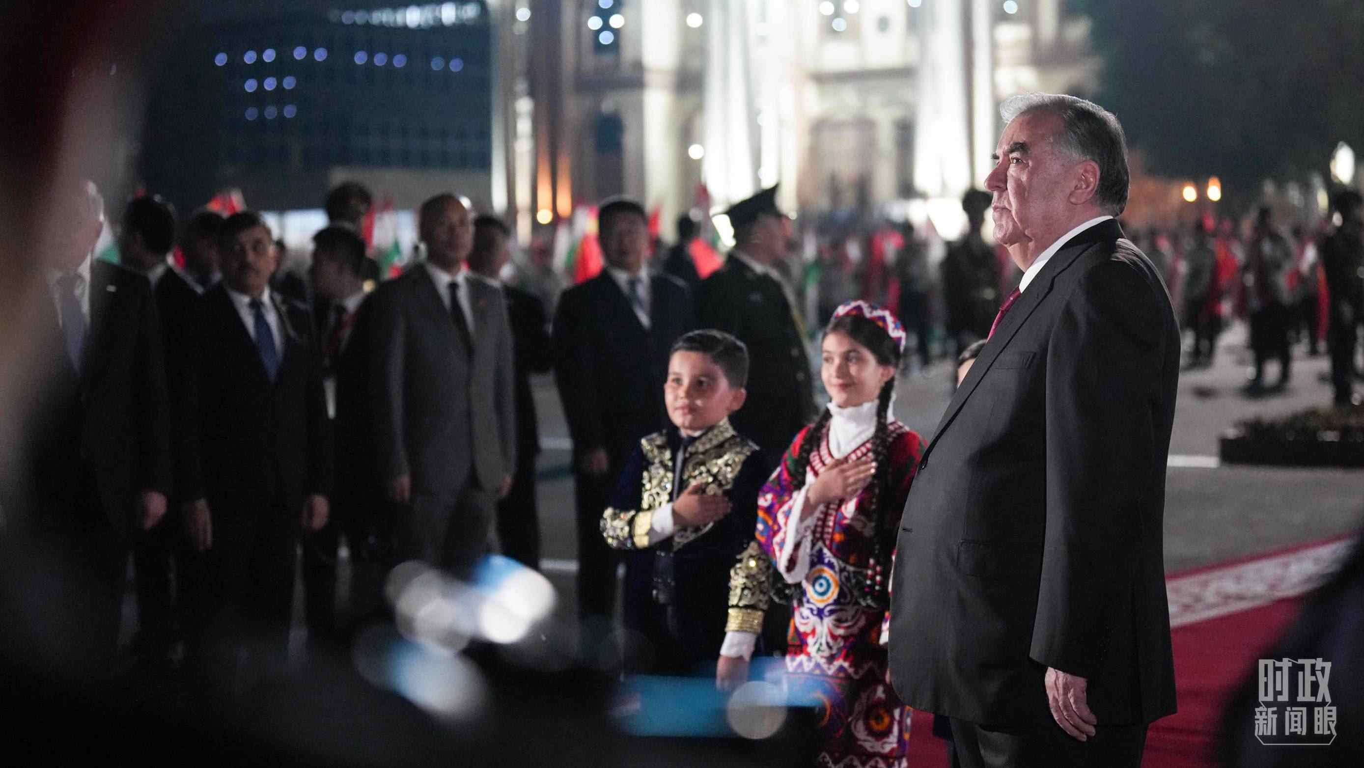 △拉赫蒙總統(tǒng)在機場迎接習(xí)主席。（總臺記者李晉拍攝）