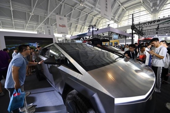在天津舉行的2024世界智能產(chǎn)業(yè)博覽會上，觀眾在特斯拉展臺參觀（6月22日攝）。新華社記者 李然 攝