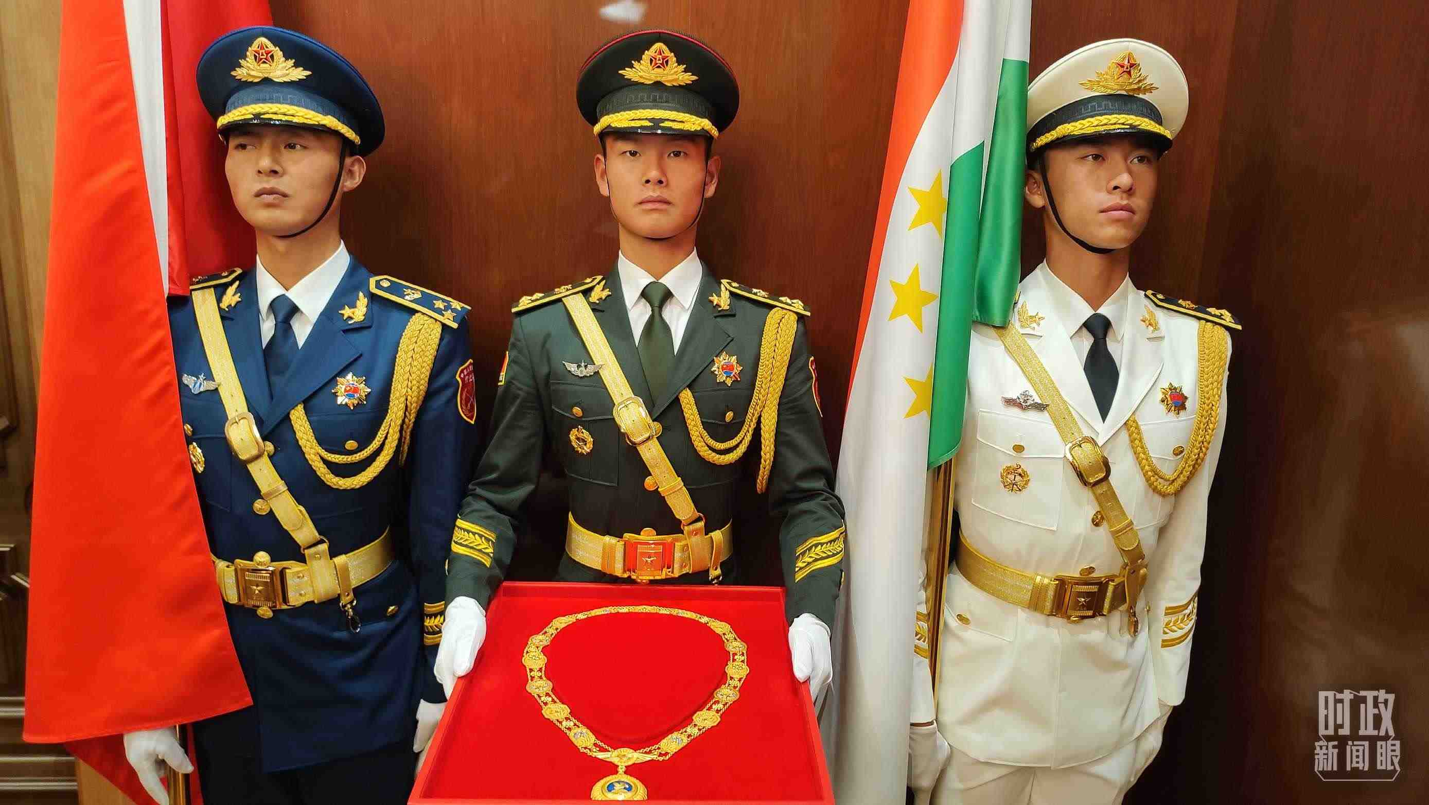 △中方儀仗兵護(hù)送“友誼勛章”入場。（總臺央視記者薛冠南拍攝）