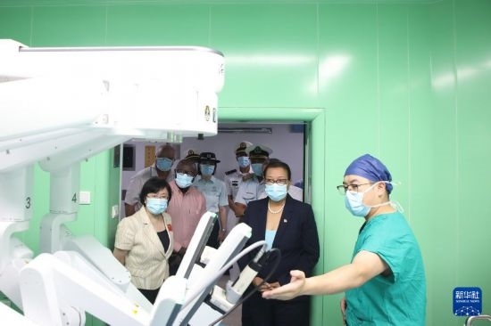 7月5日，塞舌爾衛(wèi)生部長(zhǎng)維多在中國(guó)海軍“和平方舟”號(hào)醫(yī)院船上參觀。新華社發(fā)（劉志磊 攝）