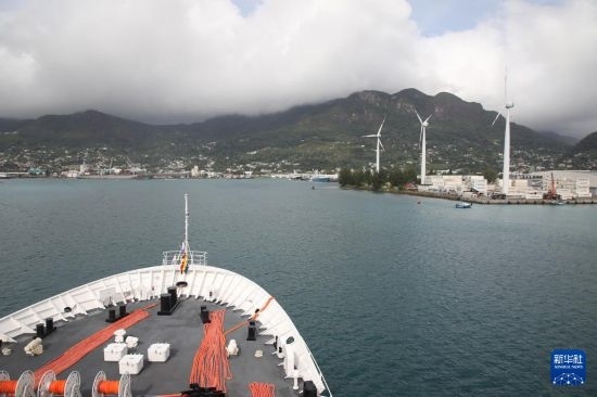7月5日，中國(guó)海軍“和平方舟”號(hào)醫(yī)院船抵達(dá)塞舌爾維多利亞新港碼頭。新華社發(fā)（劉志磊 攝）