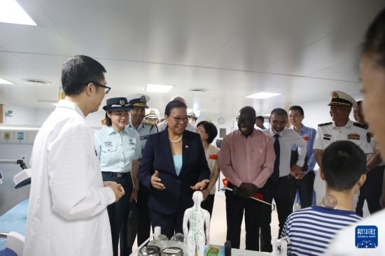7月5日，塞舌爾衛(wèi)生部長(zhǎng)維多在中國(guó)海軍“和平方舟”號(hào)醫(yī)院船上參觀中醫(yī)診室。新華社發(fā)（劉志磊 攝）