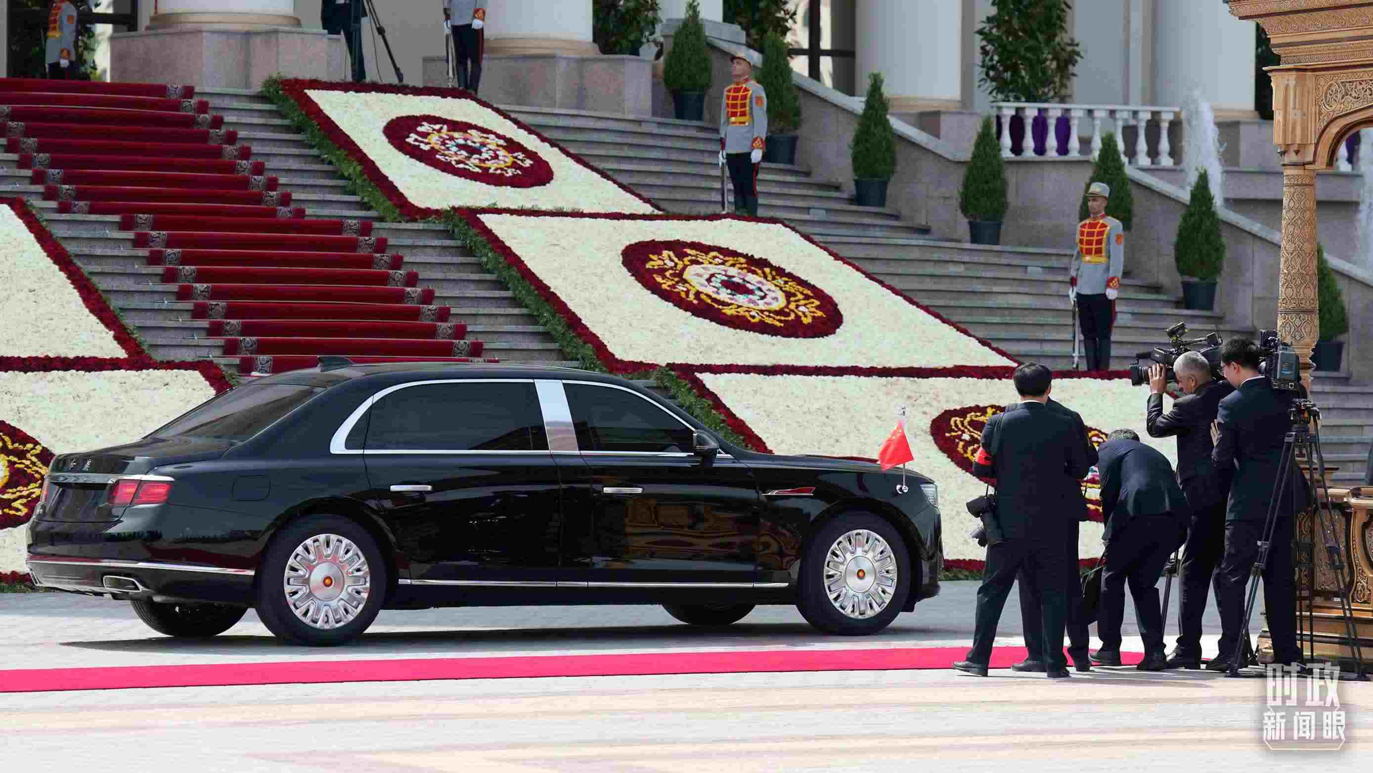 △習(xí)主席乘坐的紅旗車抵達(dá)塔總統(tǒng)府。（總臺記者李晉拍攝）