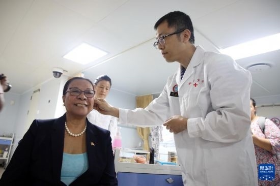 7月5日，塞舌爾衛(wèi)生部長(zhǎng)維多在中國(guó)海軍“和平方舟”號(hào)醫(yī)院船上體驗(yàn)中醫(yī)。新華社發(fā)（劉志磊 攝）