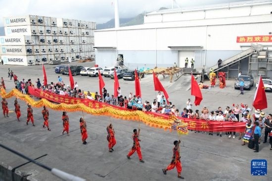 這是7月5日在塞舌爾維多利亞新港碼頭拍攝的歡迎儀式。新華社發(fā)（劉志磊 攝）